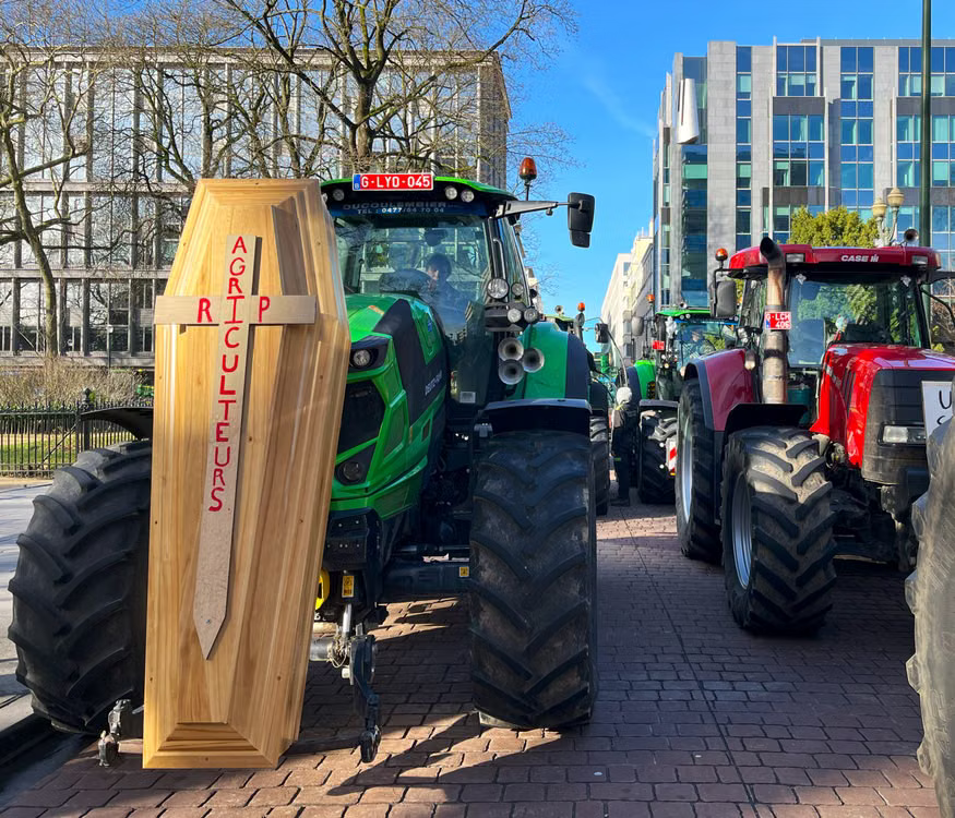 Un convoi d’agriculteurs à cinq kilomètres de Rungis : « on ira au bout »