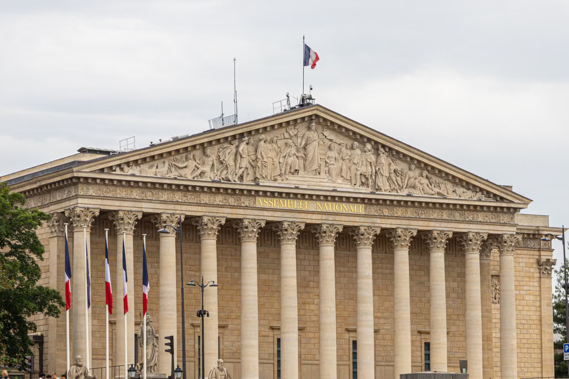 Et si le vent d’un changement constitutionnel dissipait la tempête politique ?